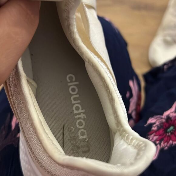 Adidas cloud foam cream color slip on sneakers - Picture 4 of 4